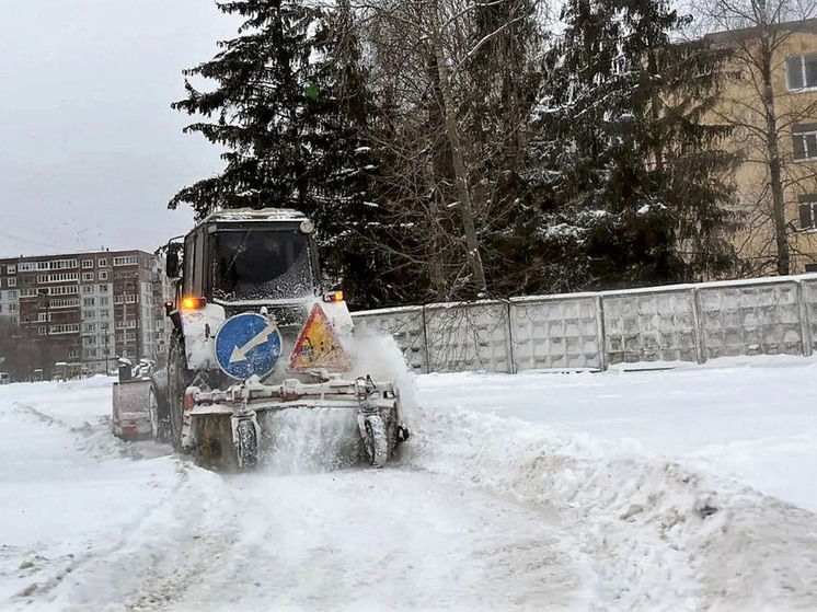 Александр Дронов: в Новгородской области работают 600 единиц дорожной техники
