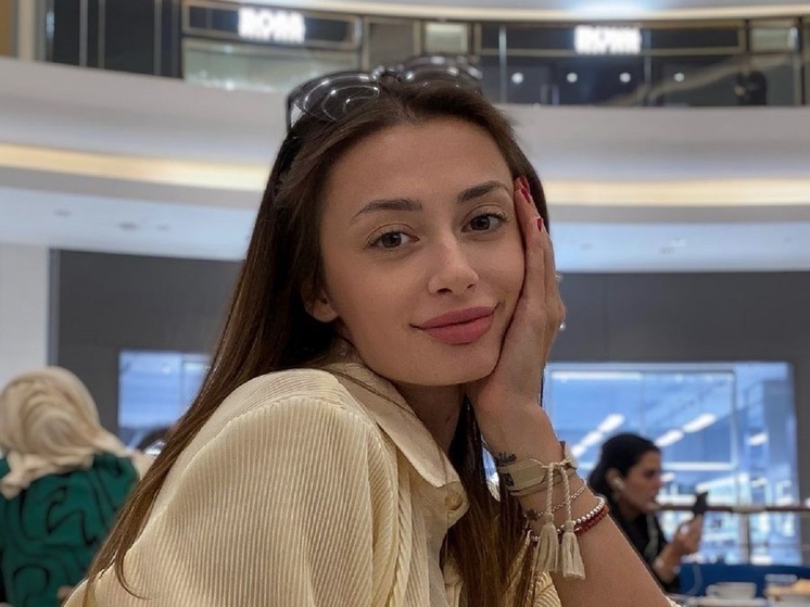 32-летняя российская художественная гимнастка Яна Луконина поделилась умилительными фото с отдыха. Ожидающая первенца спортсменка показала округлившуюся фигуру.