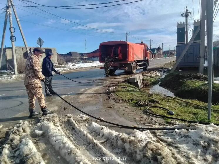 В Белореченске прочищают водоотводные трубы на улицах Придорожной, Цветочной и Сельской
