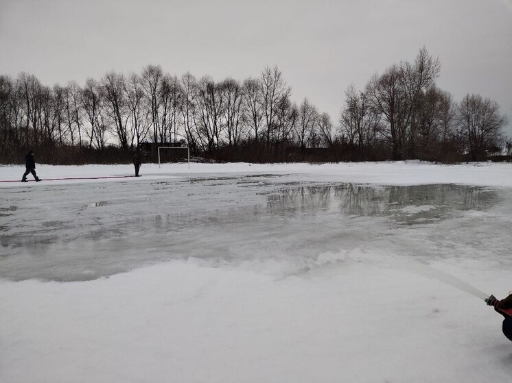 В Тамбове начали заливать самый большой каток за Тезиковым мостом