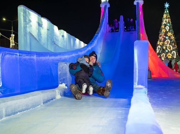 Губернатор Артюхов с сыном прокатился с горки в Салехарде и показал фото
