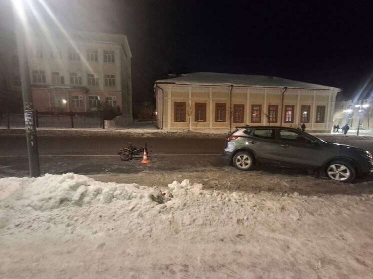 Ночной инцидент в Оренбурге: автомобиль при выезде с парковки сбил водителя электросамоката