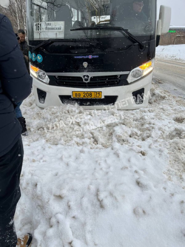 В Тульской области автобус съехал с дороги и застрял