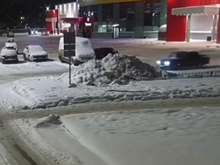 В Невском районе парень на «Жигулях» устроил дрифт у торгового центра