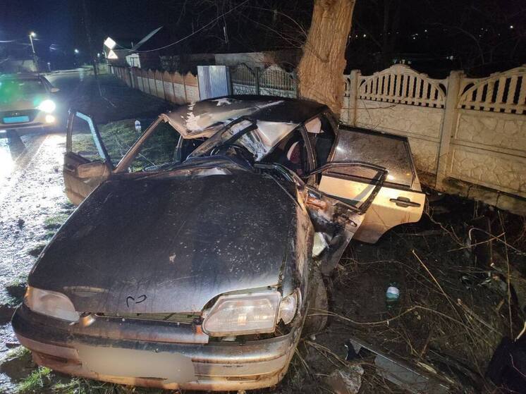 В Крыму подросток за рулем автомобиля врезался в опору ЛЭП