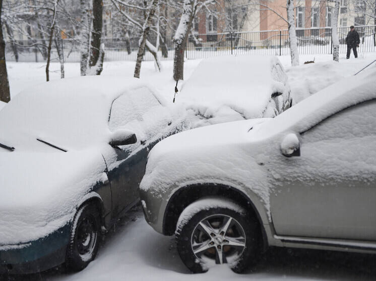 Спасатели рассказали, как правильно откапывать автомобиль от снега