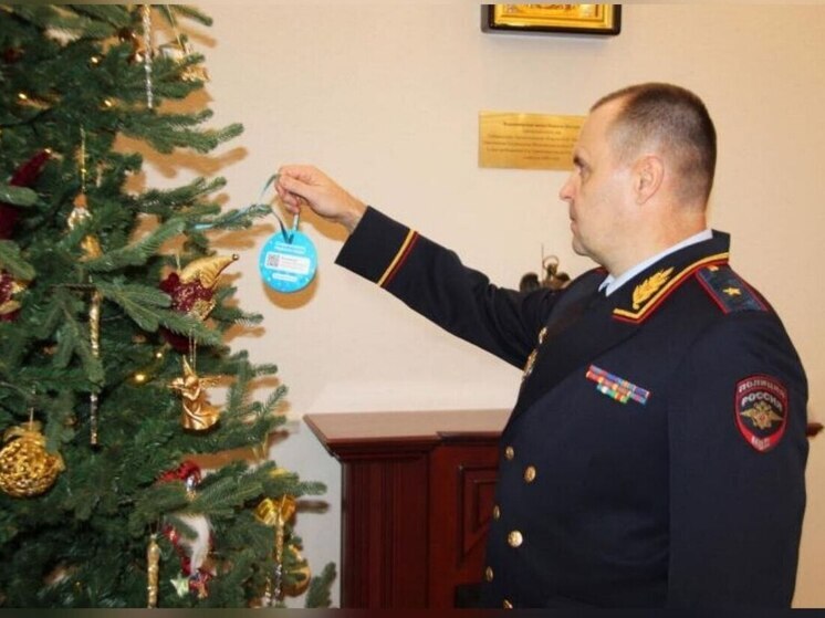 Начальник архангельской полиции исполнил новогоднюю мечту девочки из Мелитополя