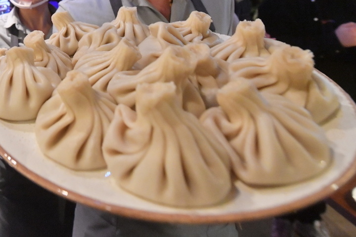 В Санкт-Петербурге женщина чуть не проглотила стекло, находившееся в хинкали