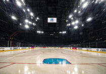 Лёд олимпийских хоккейных стадионов может стать причиной того, что профессионалы из Национальной хоккейной лиги (НХЛ) не приедут на Олимпиаду в Италию. В то же время, двукратный олимпийский чемпион Вячеслав Фетисов выступил с заявлением, что олимпийский хоккей может принять… Сочи. Пока же лёд на одной из Олимпийских арен дал трещину. 