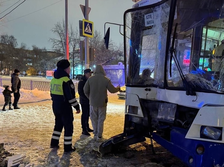 В Екатеринбурге автобус врезался в столб из-за недомогания водителя
