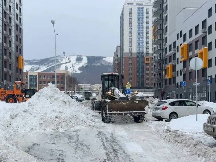 В ночь на 11 января в Южно-Сахалинске для уборки снега вышли около 150 единиц техники