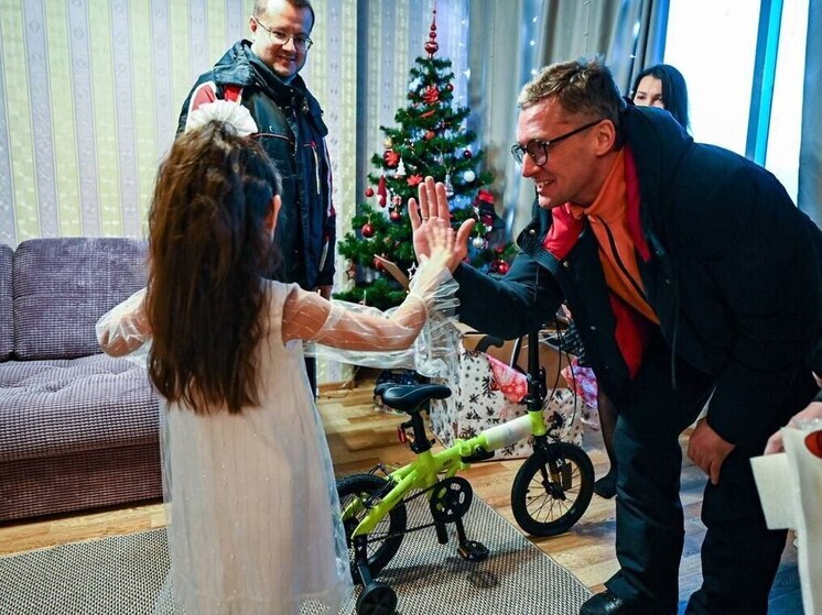В рамках «Елки желаний» шестилетней девочке подарили адаптивный велосипед