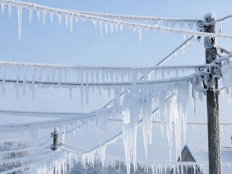 «Шубы» и «ледяные колобахи»: названы главные угрозы для псковских ЛЭП
