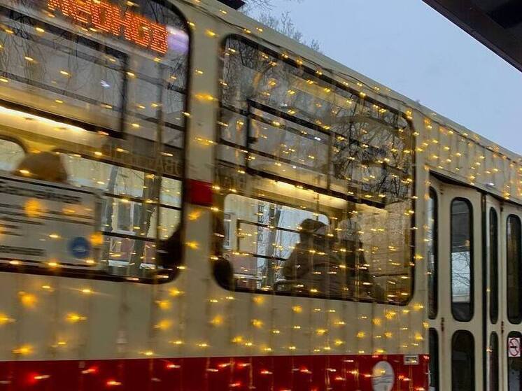 Сезон «новогодних гирлянд» закончился для калининградских трамваев