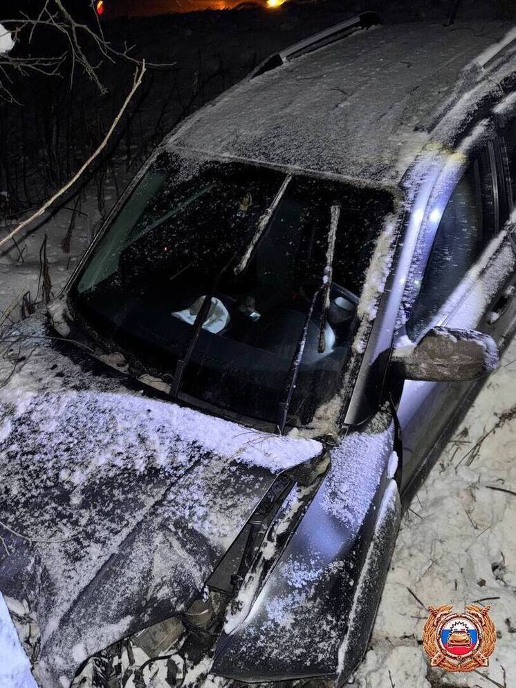 Автомобиль не вписался в поворот в Тверской области