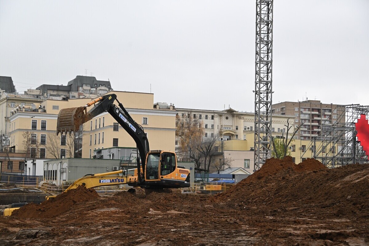 Рабочая техника перевернулась при сносе здания в Петербурге