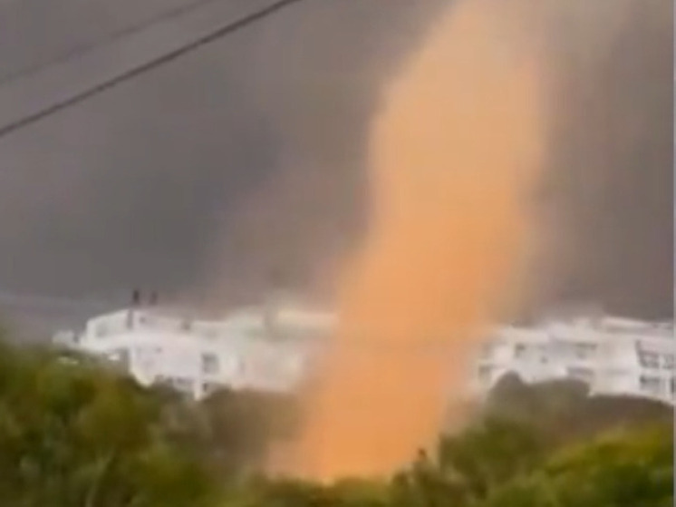 Торнадо скоростью более 15 км/ч перевернул три самолета в Греции