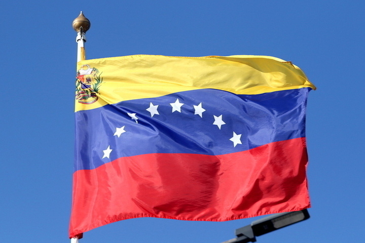 США призвали американцев срочно покинуть Венесуэлу
