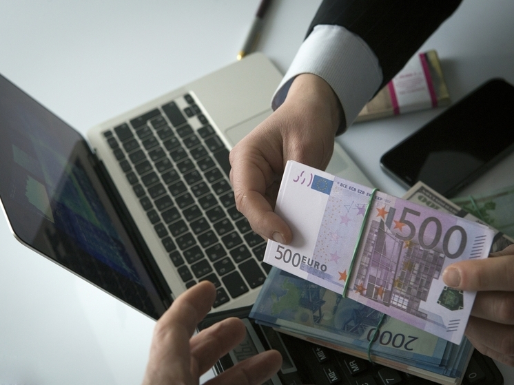 Экономист Балынин: курс доллара может опуститься ниже 70 рублей в текущем году