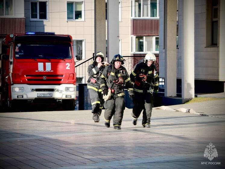 В заброшенной пятиэтажке в Охе произошел пожар
