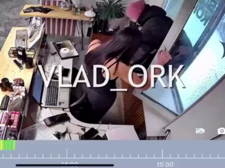 Морозы нипочем: в метель владивостокцы добирались до салонов красоты через окна