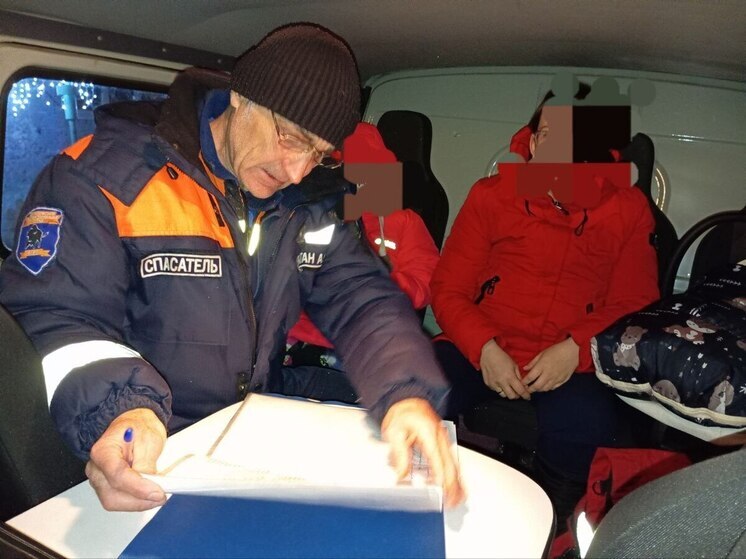 На трассе Красноярск-Шарыпово спасли пассажиров застрявшего в снегу авто