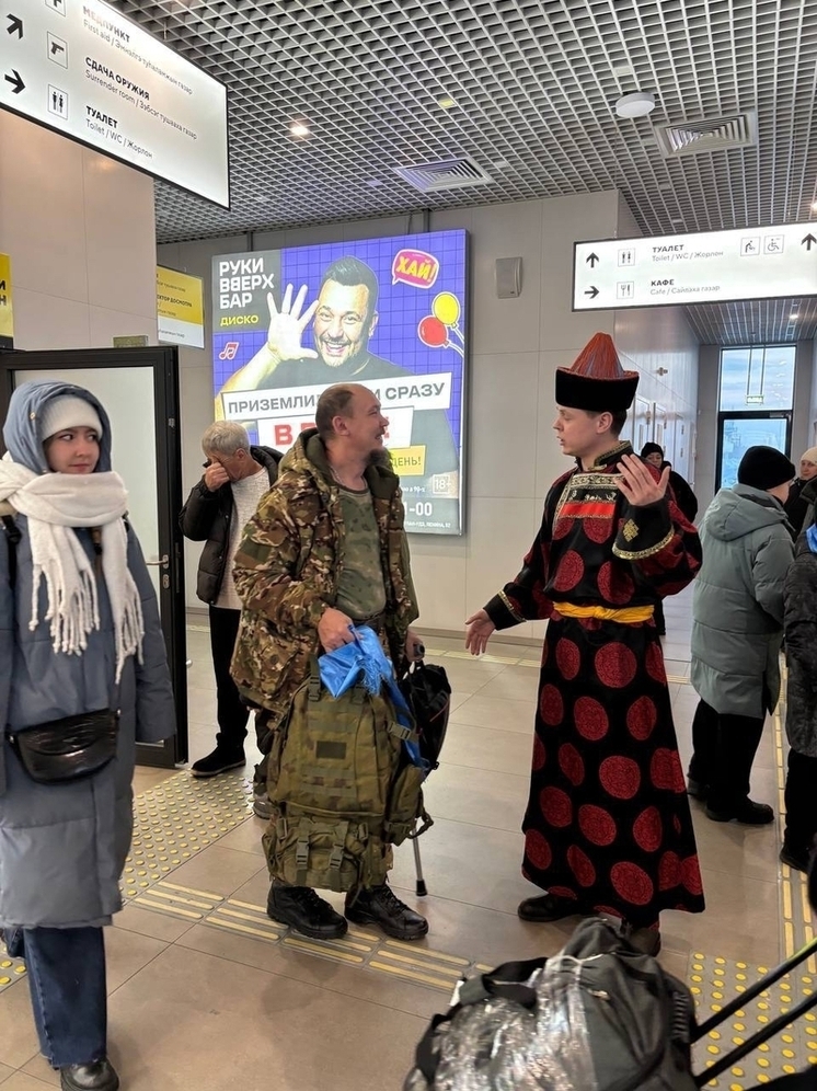 Артист Бурятского театра два дня встречал воинов СВО в аэропорту Улан-Удэ