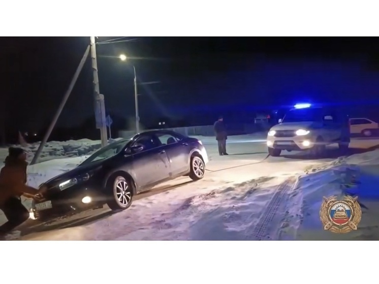 В Тайшете инспекторы ДПС помогли водителю вытащить автомобиль из снежного сугроба