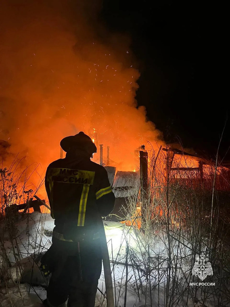 В Орловском МО горел навес с сеном