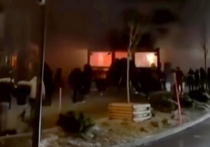 По словам владельца, служебная дверь бара на швейцарском горном курорте Кран-Монтана, где в результате пожара погибли 40 человек, была заперта изнутри