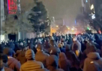 Демонстранты продолжают выходить на улицы Ирана, бросая вызов усиливающимся репрессиям властей против растущего протестного движения
