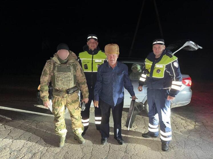 Сотрудники ДПС в Евпатории помогли пенсионеру заменить пробитое колесо