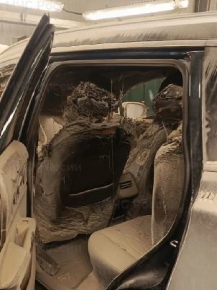 Вспыхнувший в цеху автомобиль в Калуге тушили восемь пожарных