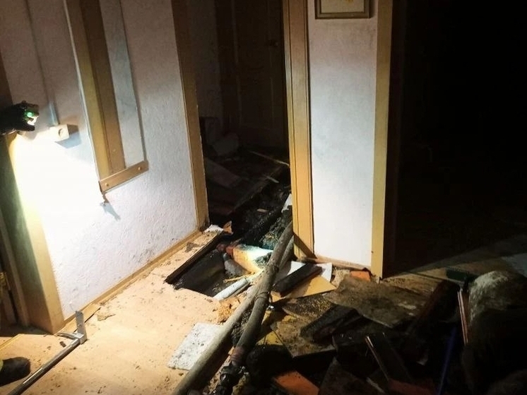 В Зеленоборском загорелась квартира в деревянном доме на Заводской