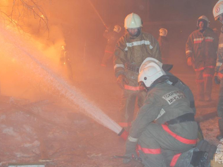 Поджог мог стать причиной пожара в расселенном доме в Ленском районе