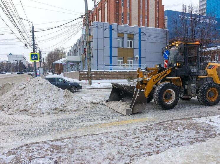 Улицы Челябинска непрерывно избавляют от снега