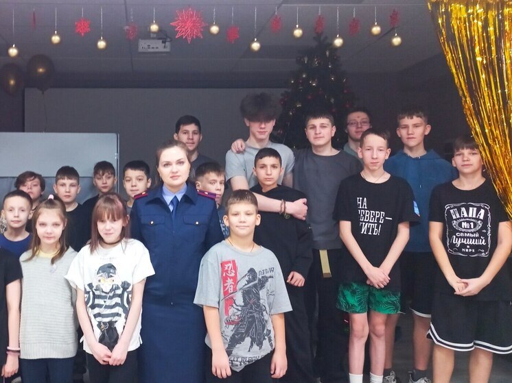 Мурманские следователи привезли новогодние подарки детям из социального центра