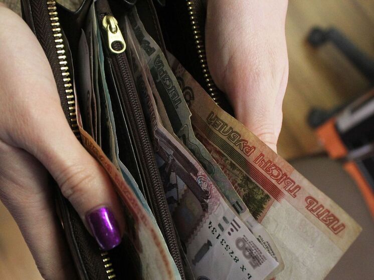 Юрист рассказал, как изменится зарплата омичей из-за длинных каникул