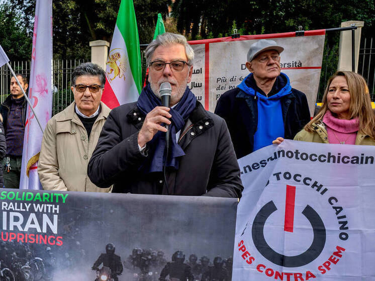 Несмотря на интернет-блэкаут, в сеть попадают кадры массовых демонстраций в Иране