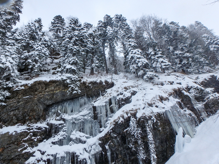 В горах Дагестана сход снежной лавины перекрыл автодорогу