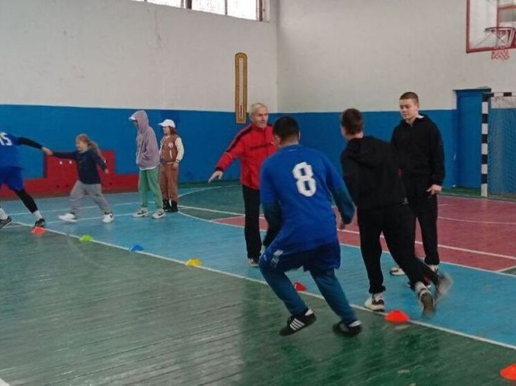 В Каховке состоялись спортивные эстафеты для школьников «Новогодние забавы»