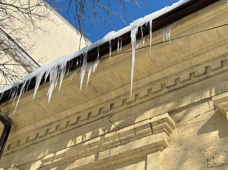 МЧС Ставрополья предупреждает об опасности наледи и предостерегает от падения сосулек