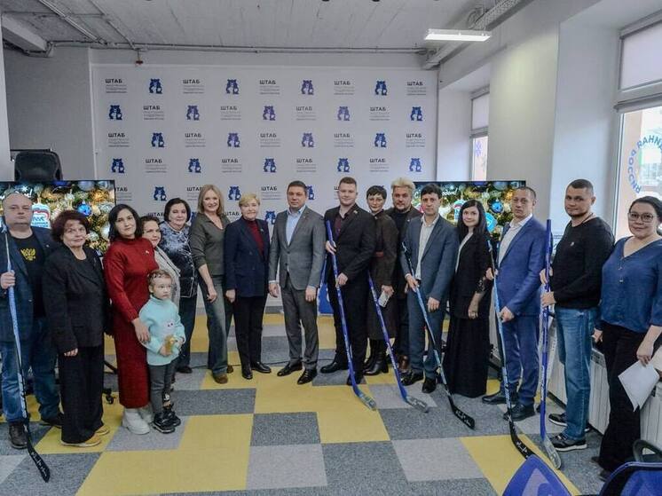 Клюшка Третьяка как символ победы: «Единая Россия» наградила лучших активистов Тамбова