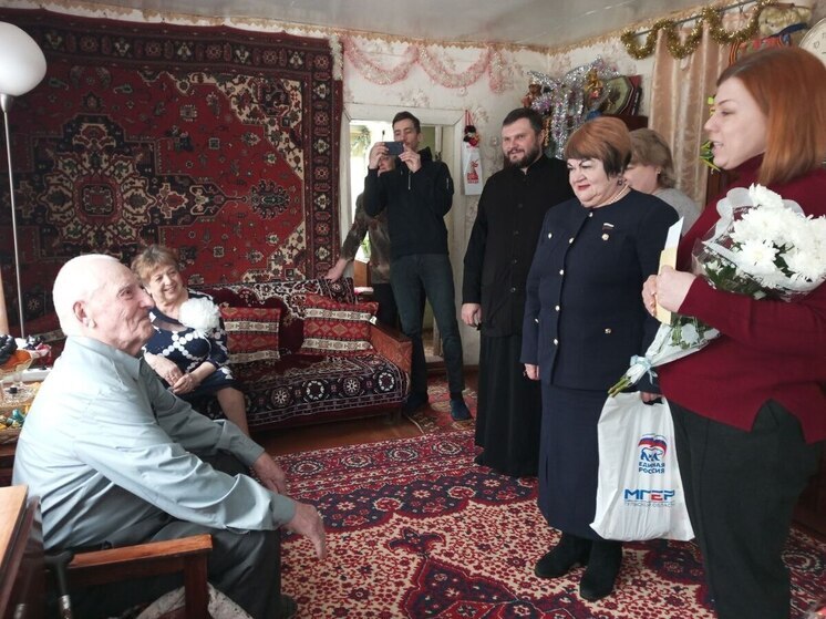 Депутат Галина Алешина поздравила плавского ветерана с 99-летием