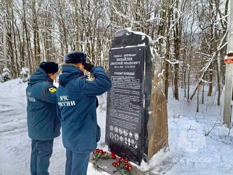 Ленинградские спасатели в Ропше почтили память генерала Михайлика