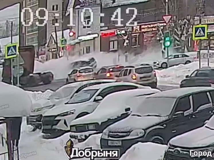 В центре Кирова кроссовер врезался в опору светофора