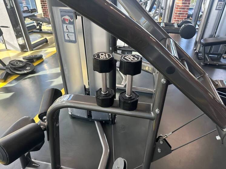 Зимой очень важно поддерживать активность, не выходя на сильный мороз, чтобы сохранять здоровье и хорошее настроение. Зарядка в помещении помогает согреться, улучшить кровообращение и гибкость. Об этом рассказала управляющая пансионатом «Теплые беседы» Марина Петрова.