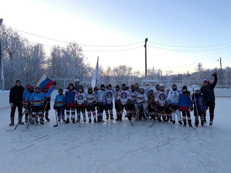 Юные хоккеисты Мурманской области сыграли в дворовый хоккей в 26-градусный мороз