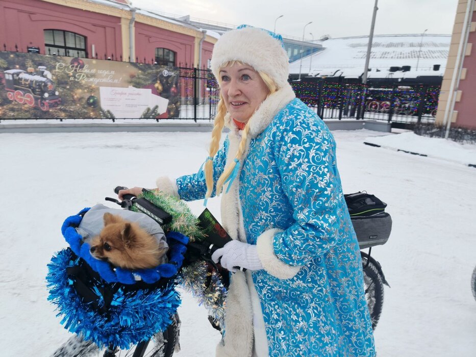 В Петербурге прошёл яркий велопарад Дедов Морозов и Снегурочек с необычными костюмами