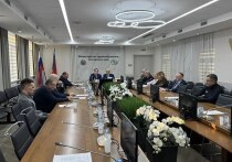 В конце года в Министерстве здравоохранения Алтайского края состоялось итоговое заседание общественного совета, в котором приняли участие министр здравоохранения Дмитрий Попов, председатель совета Владимир Трешутин, а также приглашенные гости: председатель комитета по здравоохранению АКЗС Владимир Лещенко и председатель совета общественных организаций Росздравнадзора Николай Якушев